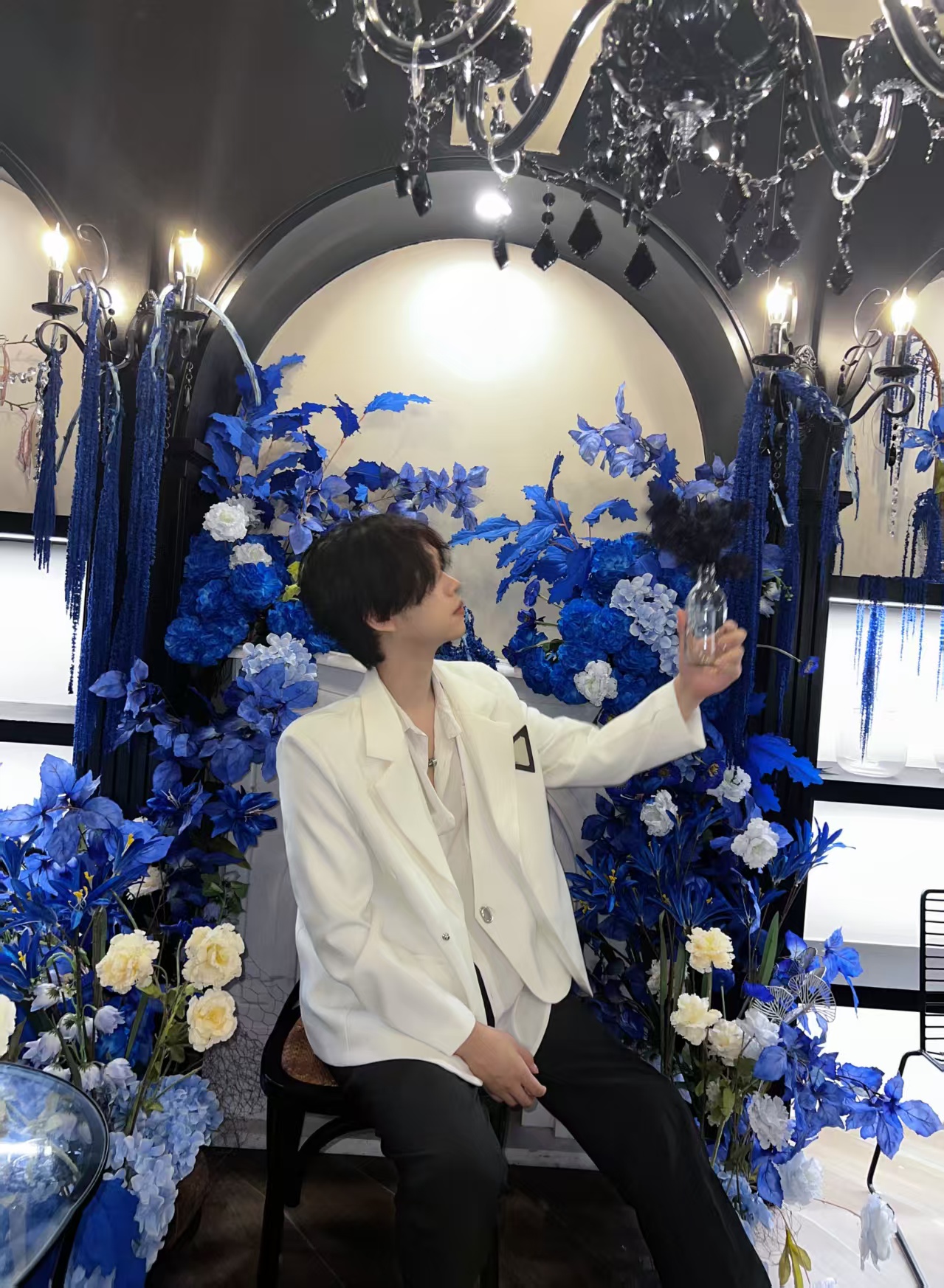 刘世誉白色西装蓝色花厅写真