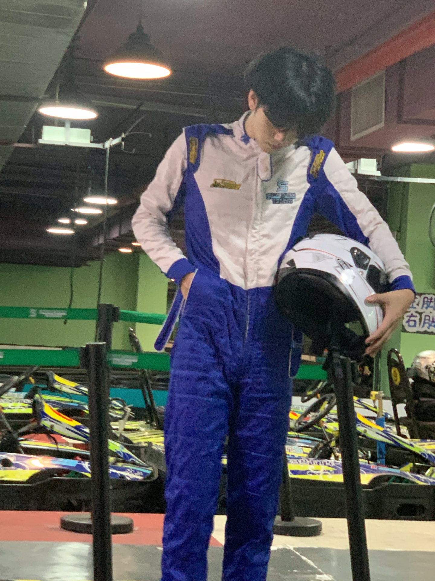 刘世誉蓝白赛车服手持头盔写真